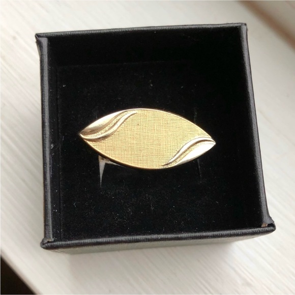 Vintage Sophisticated Gold Cuff Links - Picture 5 of 6